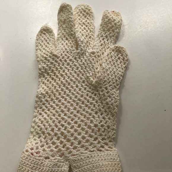 Elegant Cream Lace Gloves from the 30s or 40s. Gorgeous crochet gloves like new. - Picture 2 of 7